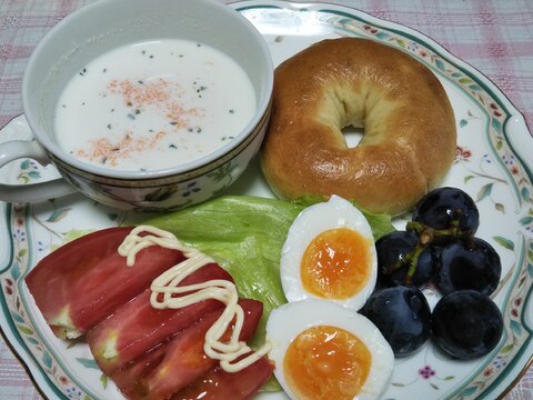 ベーグルと冷たいポタージュと茹で卵の朝食☆